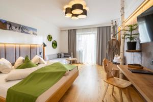 卡奇山口拉琛霍夫酒店的一间卧室配有一张带绿毯的大床