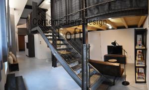 帕多瓦Contemporary Design Loft & Apartment Padova的商店里一个装有葡萄酒瓶的螺旋楼梯
