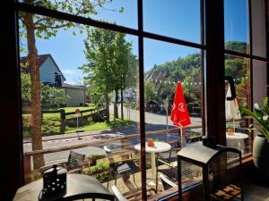 马尔斯贝格Gasthof Zum Burghof的客房设有一个享有街道景致的窗户。
