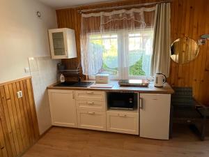 罗威A&R Brzozowa 5的一个带水槽和窗户的小厨房