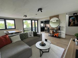 瑟兰Duplex 100m2 style contemporain的客厅配有沙发和桌子
