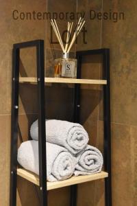 帕多瓦Contemporary Design Loft & Apartment Padova的浴室内带毛巾的毛巾架