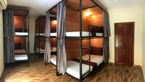 暹粒Gecko Hostel的一间客房内设有四张双层床的房间