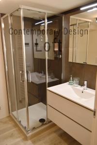 帕多瓦Contemporary Design Loft & Apartment Padova的带淋浴和盥洗盆的浴室