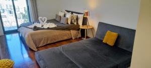 阿威罗Ria Palace Apartment的客厅配有床和沙发