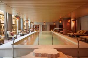 波尔多Mondrian Bordeaux Les Carmes的酒店大堂的游泳池,设有热水浴池