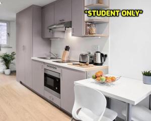 诺丁汉Student Only Zeni Central Nottingham Studios的厨房在柜台上放一碗水果