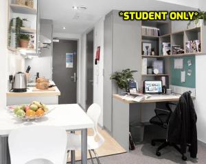 诺丁汉Student Only Zeni Central Nottingham Studios的办公室,桌子上放着一碗水果