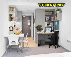 诺丁汉Student Only Zeni Central Nottingham Studios的办公室,房间带一张桌子和两张桌子