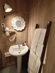 米尔芳提斯城Stressfree Apartamento的浴室配有盥洗盆、镜子和毛巾