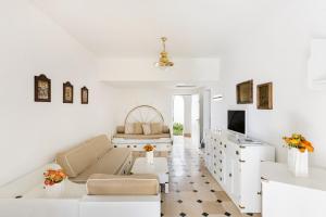 奥斯图尼Ostuni a Mare的白色的客厅配有沙发和桌子