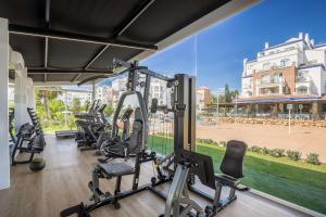 多列毛利诺斯Occidental Torremolinos Playa的健身房设有一排跑步机