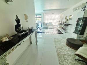 奎恩塔杜安乔Luxury House的客厅,在柜台上设有雕像