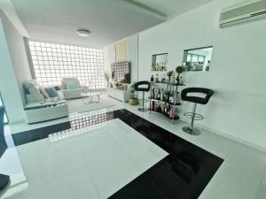 奎恩塔杜安乔Luxury House的白色的客厅,铺有黑白地板