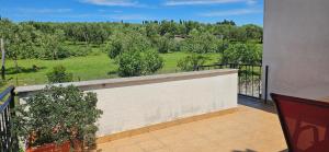 斯楚雅Sea view apartment Renzzo的阳台设有围栏,享有田野美景。