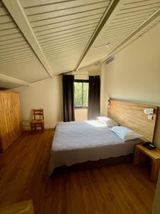 波尔图龙卡国际之家的一间卧室,卧室内配有一张大床