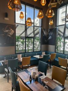 卡萨布兰卡Yto boutique Hotel的餐厅设有桌椅和窗户。