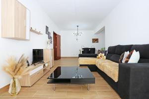波尔蒂芒B66 - Quinta Amparo Holiday Apartment的带沙发和咖啡桌的客厅