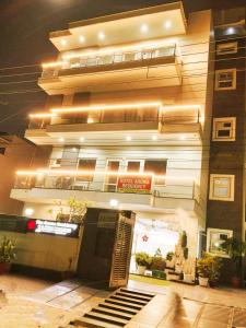 古尔冈Hotel Aroma Residency Premium 47 Corporate,Family,Friendly,Couple Friendly Near - Unitech Cyber Park & IKEA的前面有楼梯的建筑