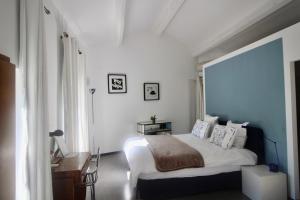拉加尔德阿代马Les Esplanes的一间卧室配有一张大床和一张书桌