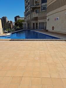 贝尼多姆Hany apartment Tropic mar 18-C的一座建筑物中央的游泳池