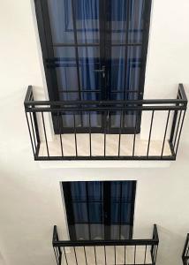 圣多明各RIG Colonial Experience的阳台设有黑色金属栏杆和窗户。