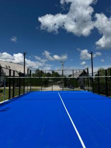 普利特维采湖Lakeside Hotel Plitvice的网球场和蓝色网球场