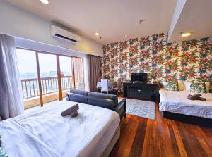 八打灵再也Sunway Studio Homestay with Balcony Theme Park View Connecting Sunway Pyramid Mall & Sunway Lagoon的酒店客房设有两张床和一个阳台。