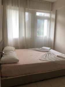 凯麦尔MİNA GRAND HOTEL的卧室内的一张床位,带窗户