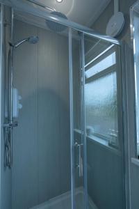 米德尔斯伯勒OYO Bellevue Apartments Middlesborough的浴室里设有玻璃门淋浴