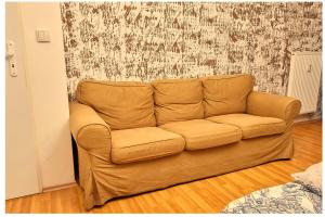 布拉迪斯拉发Cutie apartment的客厅里一张棕色沙发