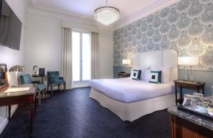 巴黎巴黎克拉瑞德酒店的配有一张床和一张书桌的酒店客房