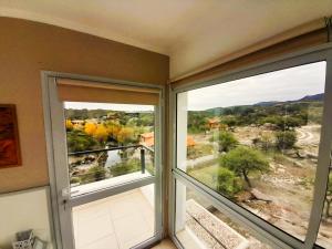 米娜克拉韦罗洛杉安卡雷斯度假村的客房设有2扇享有美景的大窗户。
