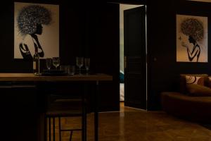 蓬塔穆松Suite Atemporelle - SPA room的用餐室配有带玻璃杯的桌子
