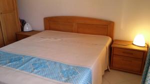 科斯塔克拉里那Capo Ceraso Family Resort的一间小卧室,配有床和床头柜