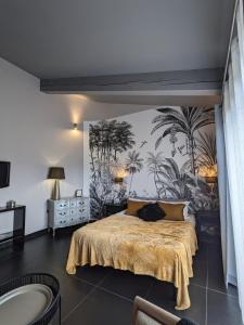 Baho勒马斯德尔骑士住宿加早餐旅馆的一间卧室配有一张棕榈树壁画床