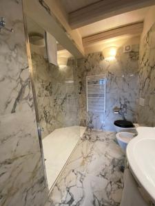 莱万托法拉吉纳海滨度假农场酒店的带淋浴、卫生间和盥洗盆的浴室