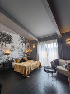 Baho勒马斯德尔骑士住宿加早餐旅馆的一间卧室配有一张床和一张沙发