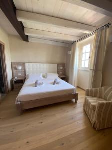 莱万托法拉吉纳海滨度假农场酒店的一间卧室配有一张大床和一张沙发
