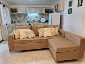 伊瓜苏港Las Arecas - 3° B的厨房里配有带枕头的棕色沙发