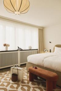 哥本哈根Hotel Bella Grande的酒店客房设有一张床和一个大窗户