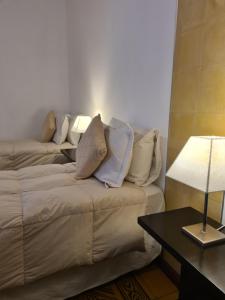 科洛尼亚-德尔萨克拉门托蚕茧酒店的客厅配有沙发和带台灯的桌子