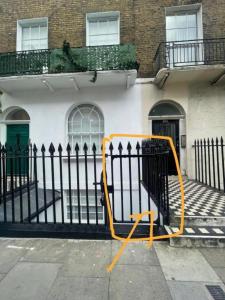 伦敦Lovely flat in Baker street的黄色物体靠在栅栏上