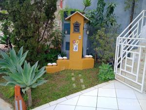圣本图-杜萨普卡伊MINHA CASA,SUA CASA的庭院内带小房子的花园
