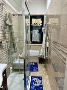 那不勒斯Susy home的带淋浴、盥洗盆和镜子的浴室