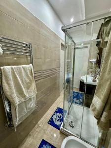 那不勒斯Susy home的一间带玻璃淋浴和水槽的浴室