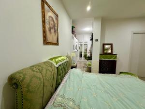 那不勒斯Susy home的客厅配有绿色沙发和镜子
