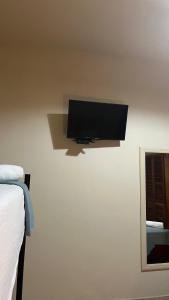 圣多明各Hotel Plaza Kavia的卧室墙上的平面电视