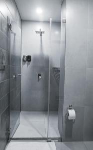 廷戈玛丽亚Hotel Rupa Rupa的浴室里设有玻璃门淋浴