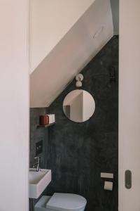 里斯本Casa da Maria Alfama的浴室配有白色卫生间和盥洗盆。